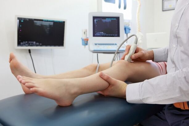 Examen de las piernas en busca de varices antes de la cirugía. 