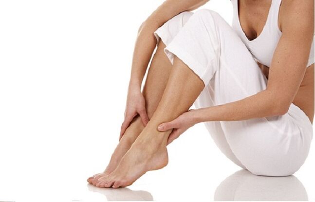 Auto-masaje de las piernas para prevenir las varices